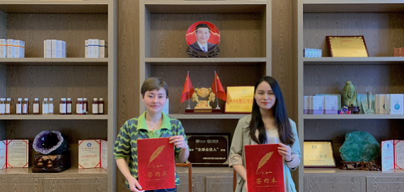 祝贺江西抚州市潘女士成功签约翌芙莱加盟商！